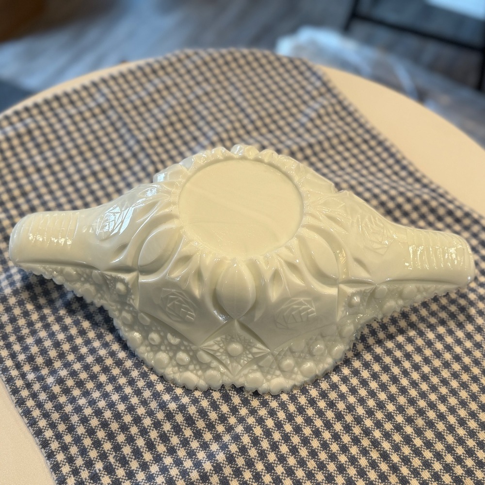 Vintage Westmoreland Milk Glass Hobnail Bowl with Ruffled Edge (Slight damage) - Picture 3 of 10